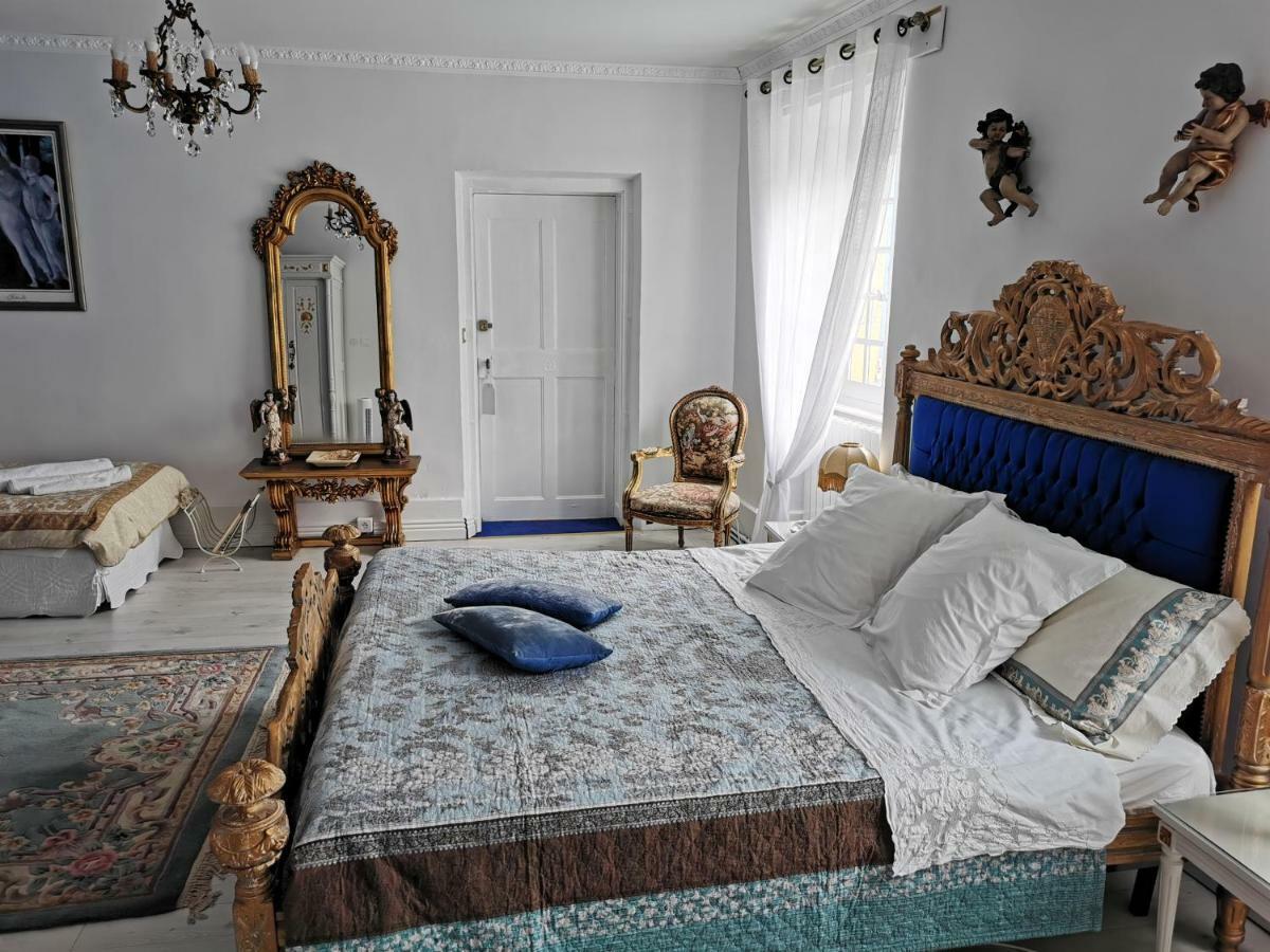 Chateau De Bed and breakfast