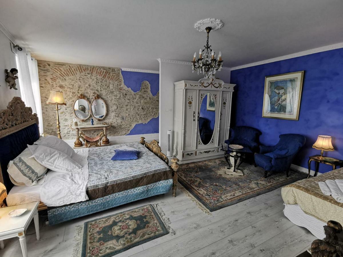 Chateau De *